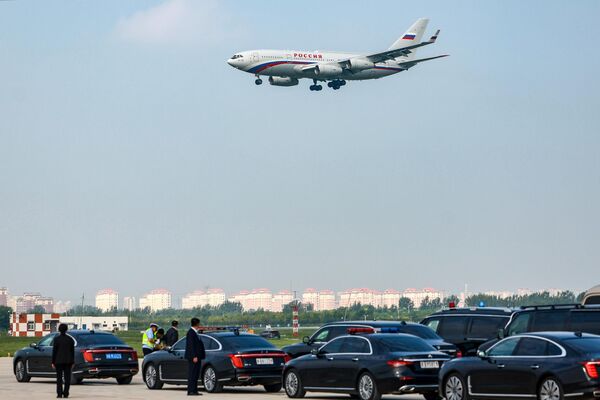 طائرة الرئيس الروسي فلاديمير بوتين وهي تحط مطار بينهاي في تيانجين في الصين  - سبوتنيك عربي