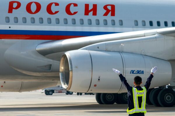 طائرة الرئيس الروسي فلاديمير بوتين وهي تحط مطار بينهاي في تيانجين في الصين  - سبوتنيك عربي