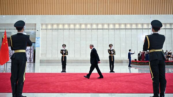 الرئيس الروسي فلاديمير بوتين في مركز ميجيانغ للمؤتمرات والمعارض قبل حفل الترحيب الذي أقامه الرئيس الصيني شي جين بينج لرؤساء دول منظمة شنغهاي للتعاون في تيانجين. - سبوتنيك عربي