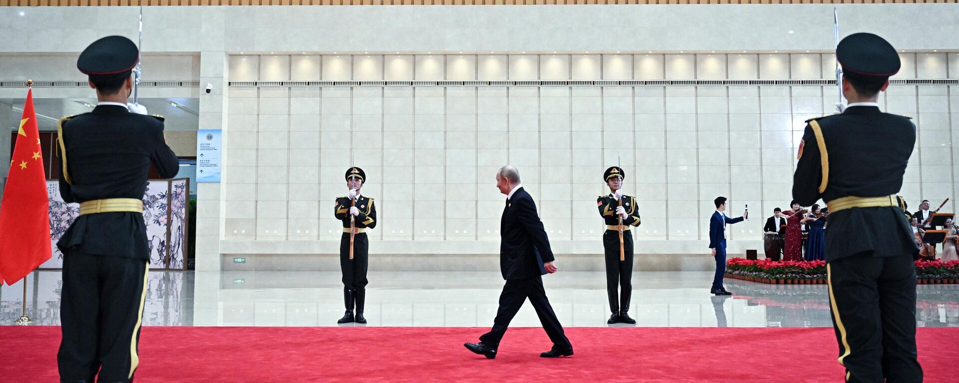 الرئيس الروسي فلاديمير بوتين في مركز ميجيانغ للمؤتمرات والمعارض قبل حفل الترحيب الذي أقامه الرئيس الصيني شي جين بينج لرؤساء دول منظمة شنغهاي للتعاون في تيانجين. - سبوتنيك عربي, 1920, 01.09.2025