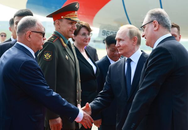 وصول الرئيس الروسي، فلاديمير بوتين، إلى مطار بينهاي في تيانجين في الصين للمشاركة في قمة منظمة شنغهاي للتعاون. - سبوتنيك عربي