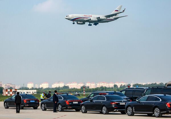 صورة لهبوط طائرة الرئيس الروسي، فلاديمير بوتين، في مطار بينهاي في تيانجين في الصين للمشاركة في قمة منظمة شنغهاي للتعاون. - سبوتنيك عربي