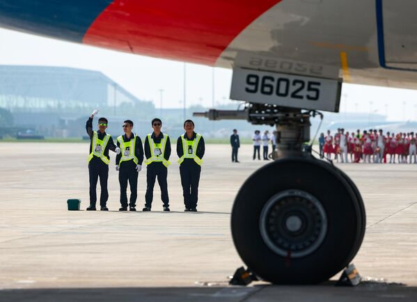 هبوط طائرة الرئيس الروسي، فلاديمير بوتين، في مطار بينهاي في تيانجين في الصين للمشاركة في قمة منظمة شنغهاي للتعاون. - سبوتنيك عربي