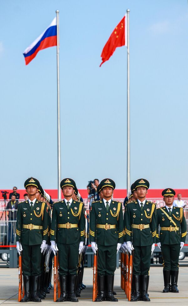 حرس الشرف التابع لجيش التحرير الشعبي الصيني يستقبل الرئيس الروسي، فلاديمير بوتين، في مطار بينهاي في تيانجين في الصين. - سبوتنيك عربي