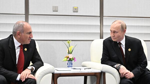 الرئيس الروسي فلاديمير بوتين مع رئيس الوزراء الأرميني نيكول باشينيان - سبوتنيك عربي