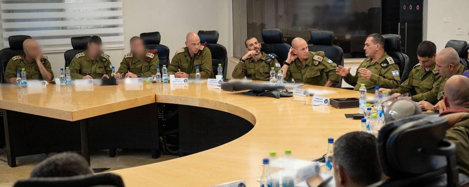 رئيس الأركان الإسرائيلي إيال زامير يجري تقييمًا للوضع في مقر قيادة المنطقة الشمالية بمشاركة عدد من القادة العسكريين - سبوتنيك عربي, 1920, 31.08.2025