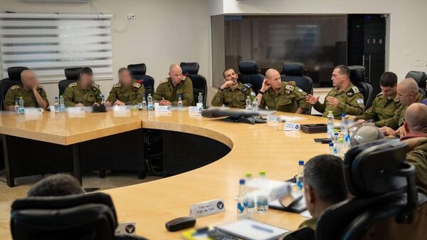 رئيس الأركان الإسرائيلي إيال زامير يجري تقييمًا للوضع في مقر قيادة المنطقة الشمالية بمشاركة عدد من القادة العسكريين - سبوتنيك عربي