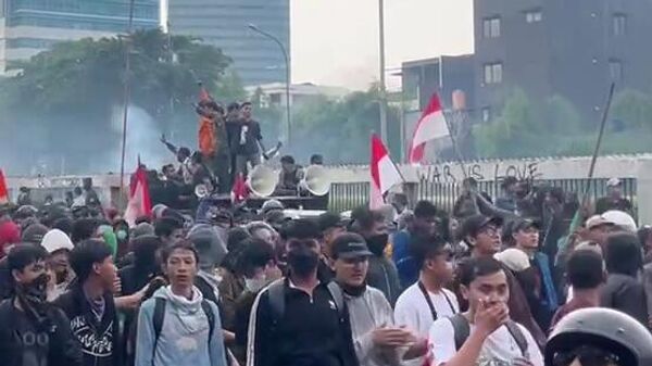 احتجاجات في جاكرتا. يطالب المشاركون برفع الأجور وتحسين ظروف العمل - سبوتنيك عربي