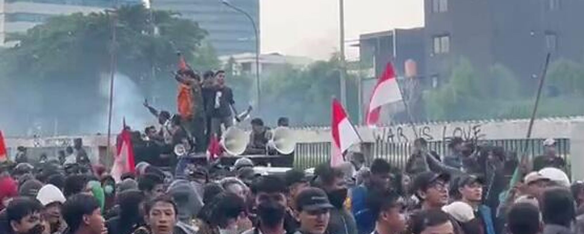 احتجاجات في جاكرتا. يطالب المشاركون برفع الأجور وتحسين ظروف العمل - سبوتنيك عربي, 1920, 31.08.2025