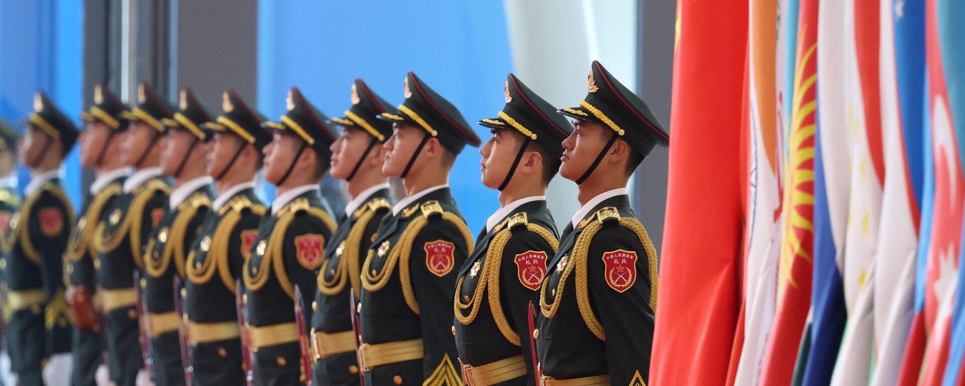 حرس الشرف الصيني وأعلام الدول أمام مكان انعقد اجتماع منظمة شنغهاي للتعاون 2025  - سبوتنيك عربي, 1920, 01.09.2025