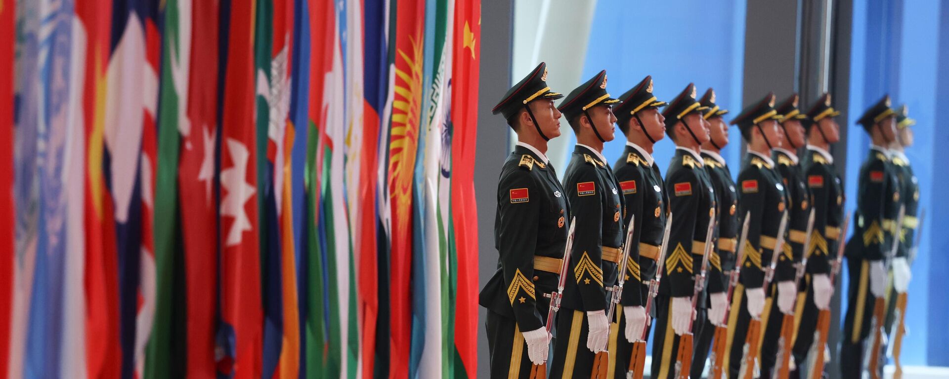 حرس الشرف الصيني وأعلام الدول أمام مكان انعقد اجتماع منظمة شنغهاي للتعاون 2025  - سبوتنيك عربي, 1920, 01.09.2025