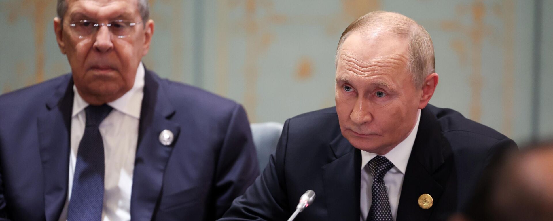 الرئيس الروسي فلاديمير بوتين ووزير الخارجية سيرغي لافروف خلال محادثات على هامش قمة شنغهاي للتعاون في الصين   - سبوتنيك عربي, 1920, 01.09.2025