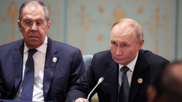 الرئيس الروسي فلاديمير بوتين ووزير الخارجية سيرغي لافروف خلال محادثات على هامش قمة شنغهاي للتعاون في الصين   - سبوتنيك عربي