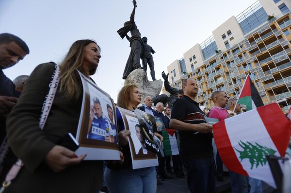 وقفة تضامنية في ساحة الشهداء: الصحافيون في بيروت يرفعون الصوت نصرة لزملائهم في غزة - سبوتنيك عربي