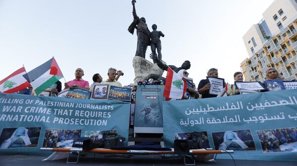 وقفة تضامنية في ساحة الشهداء: الصحافيون في بيروت يرفعون الصوت نصرة لزملائهم في غزة - سبوتنيك عربي