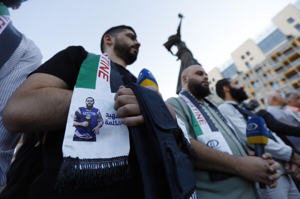 وقفة تضامنية في ساحة الشهداء: الصحافيون في بيروت يرفعون الصوت نصرة لزملائهم في غزة - سبوتنيك عربي
