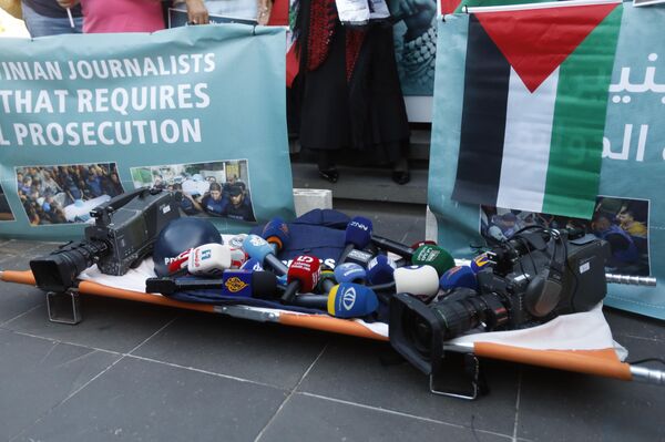 وقفة تضامنية في ساحة الشهداء: الصحافيون في بيروت يرفعون الصوت نصرة لزملائهم في غزة - سبوتنيك عربي
