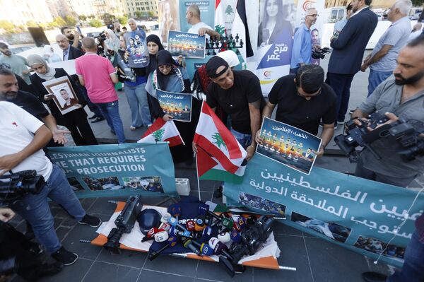 وقفة تضامنية في ساحة الشهداء: الصحافيون في بيروت يرفعون الصوت نصرة لزملائهم في غزة - سبوتنيك عربي