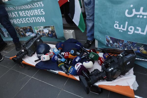 وقفة تضامنية في ساحة الشهداء: الصحافيون في بيروت يرفعون الصوت نصرة لزملائهم في غزة - سبوتنيك عربي