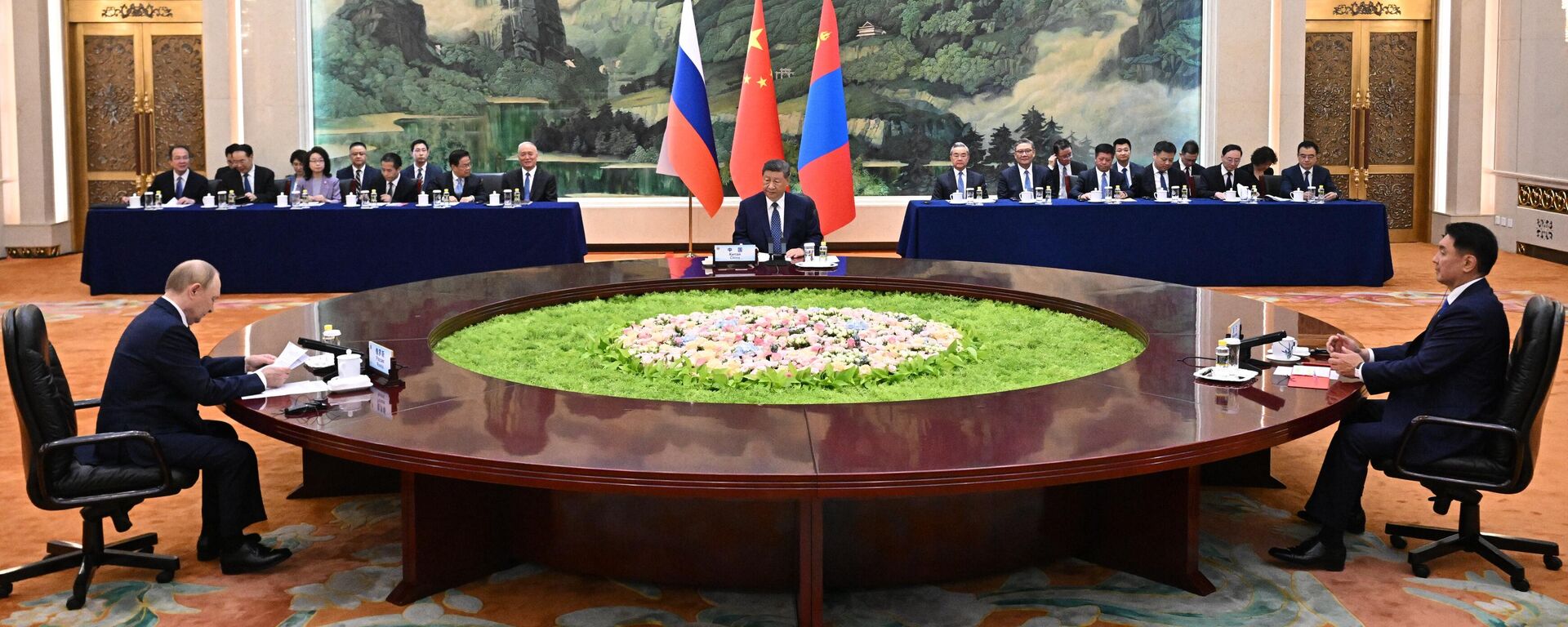 لرئيس الروسي فلاديمير بوتين ورئيس جمهورية الصين الشعبية شي جين بينغ ورئيس منغوليا أوخناجين خورلسوخ خلال لقائهم في بكين. - سبوتنيك عربي, 1920, 02.09.2025