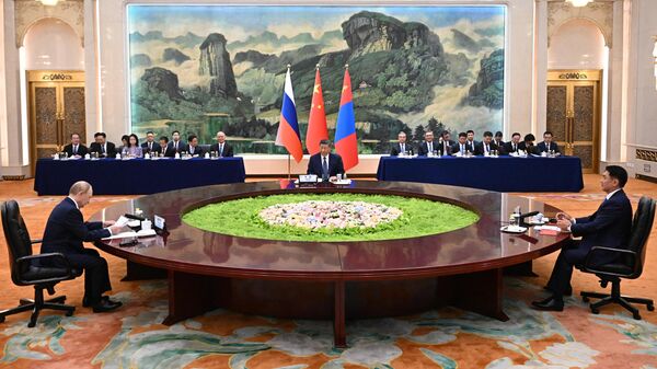 لرئيس الروسي فلاديمير بوتين ورئيس جمهورية الصين الشعبية شي جين بينغ ورئيس منغوليا أوخناجين خورلسوخ خلال لقائهم في بكين. - سبوتنيك عربي