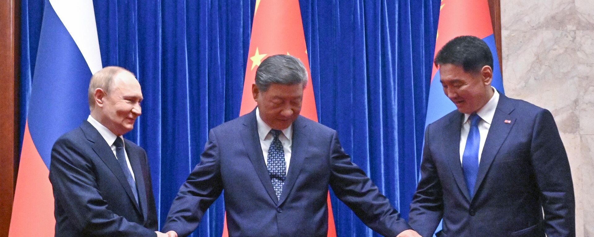 الرئيس الروسي فلاديمير بوتين ورئيس جمهورية الصين الشعبية شي جين بينغ ورئيس منغوليا أوخناجين خورلسوخ (من اليسار إلى اليمين) خلال جلسة التصوير المشتركة في بكين.
 - سبوتنيك عربي, 1920, 02.09.2025