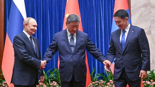 الرئيس الروسي فلاديمير بوتين ورئيس جمهورية الصين الشعبية شي جين بينغ ورئيس منغوليا أوخناجين خورلسوخ (من اليسار إلى اليمين) خلال جلسة التصوير المشتركة في بكين.
 - سبوتنيك عربي