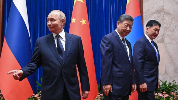 الرئيس الروسي فلاديمير بوتين، رئيس جمهورية الصين الشعبية شي جين بينغ ورئيس منغوليا أوناجين خوريلسوك في بكين. - سبوتنيك عربي