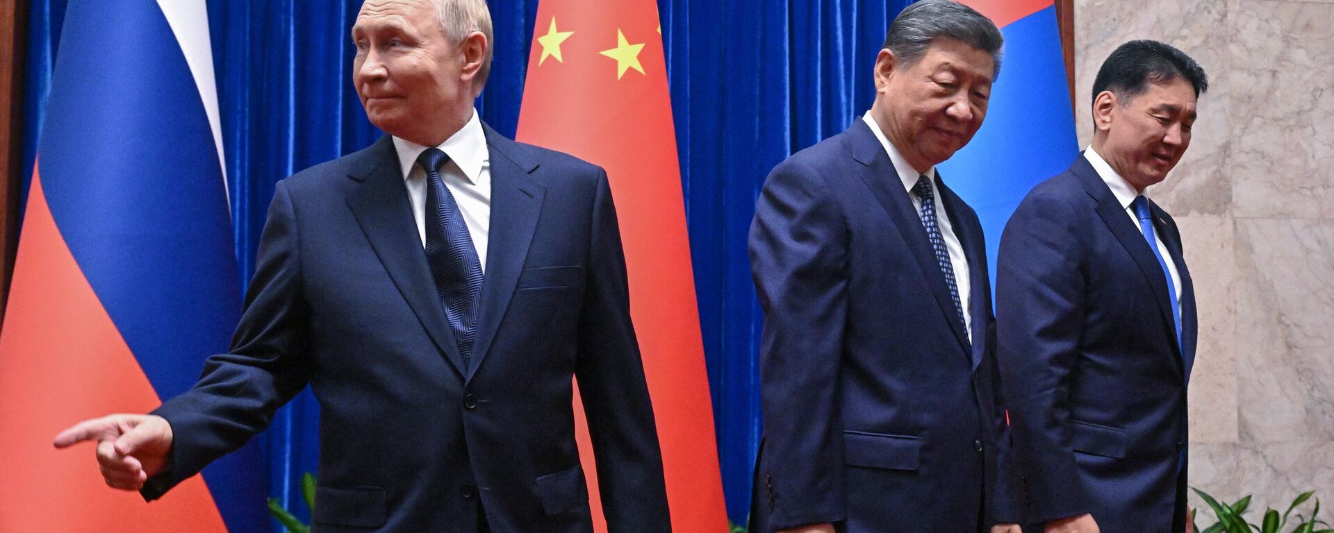 الرئيس الروسي فلاديمير بوتين، رئيس جمهورية الصين الشعبية شي جين بينغ ورئيس منغوليا أوناجين خوريلسوك في بكين. - سبوتنيك عربي, 1920, 04.10.2025