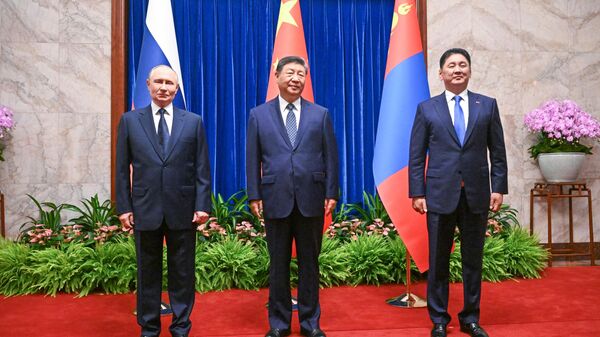 الرئيس الروسي فلاديمير بوتين، رئيس جمهورية الصين الشعبية شي جين بينغ ورئيس منغوليا أوناجين خوريلسوك في بكين. - سبوتنيك عربي