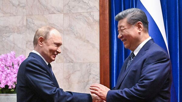 الرئيس الروسي فلاديمير بوتين ورئيس جمهورية الصين الشعبية شي جين بينج خلال اجتماع في بكين. - سبوتنيك عربي