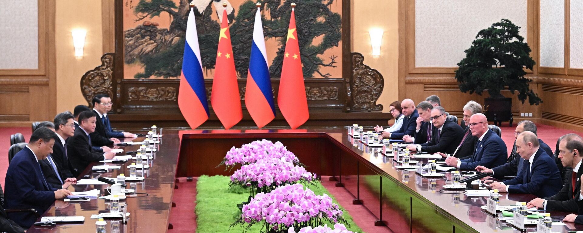 الرئيس الروسي فلاديمير بوتن ورئيس جمهورية الصين الشعبية شي جين بينج خلال اجتماع المفاوضات الروسية الصينية في بكين. - سبوتنيك عربي, 1920, 02.09.2025