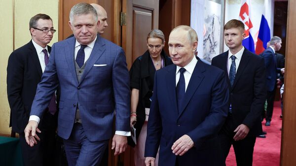 الرئيس الروسي فلاديمير بوتين، اليوم الثلاثاء، خلال لقائه مع رئيس وزراء جمهورية سلوفاكيا روبرت فيتسو في الصين - سبوتنيك عربي