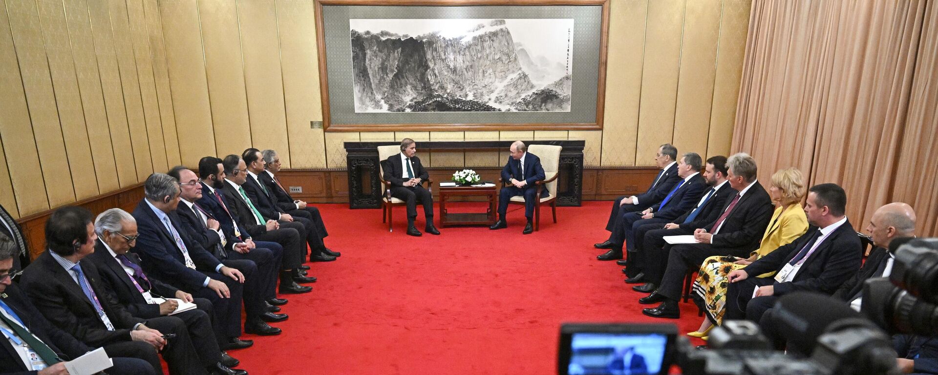  الرئيس الروسي فلاديمير بوتين مع رئيس الوزراء الباكستاني، شهباز شريف - سبوتنيك عربي, 1920, 02.09.2025