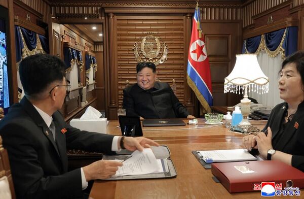 رئيس كوريا الديمقراطية الشعبية كيم جونغ أون، أثناء سفره إلى الصين على متن قطار خاص - سبوتنيك عربي