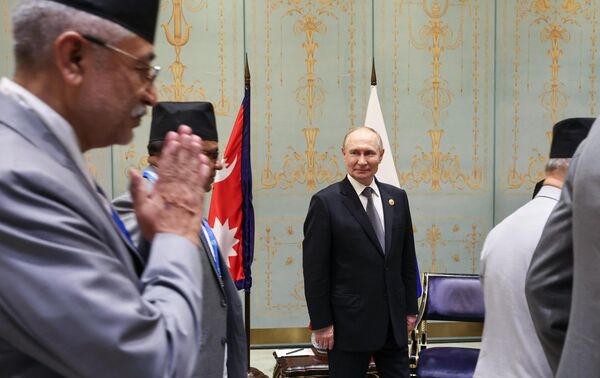 الرئيس الروسي فلاديمير بوتين، وأعضاء الوفد النيبالي، خلال اجتماع على هامش قمة منظمة "شنغهاي للتعاون" في تيانجين - سبوتنيك عربي