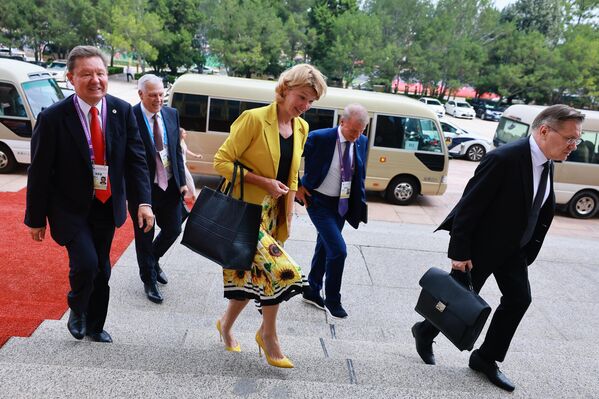 رئيس مجلس إدارة شركة "غازبروم" الروسية أليكسي ميلر، ووزيرة الزراعة الروسية أوكسانا لوت، والمدير التنفيذي لشركة "روساتوم" الحكومية أليكسي ليخاتشوف (من اليسار إلى اليمين)، قبيل المحادثات الروسية الصينية في بكين - سبوتنيك عربي