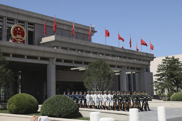 أعضاء حرس الشرف يتجهون نحو مدرج المطار استعدادا للترحيب بوصول رئيس زيمبابوي إيمرسون منانجاجوا، إلى مطار بكين الدولي - سبوتنيك عربي