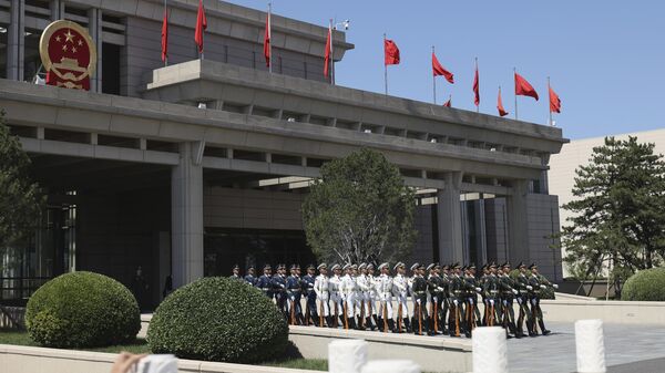 أعضاء حرس الشرف يتجهون نحو مدرج المطار استعدادًا للترحيب بوصول رئيس زيمبابوي إيمرسون منانجاجوا إلى مطار بكين الدولي. - سبوتنيك عربي