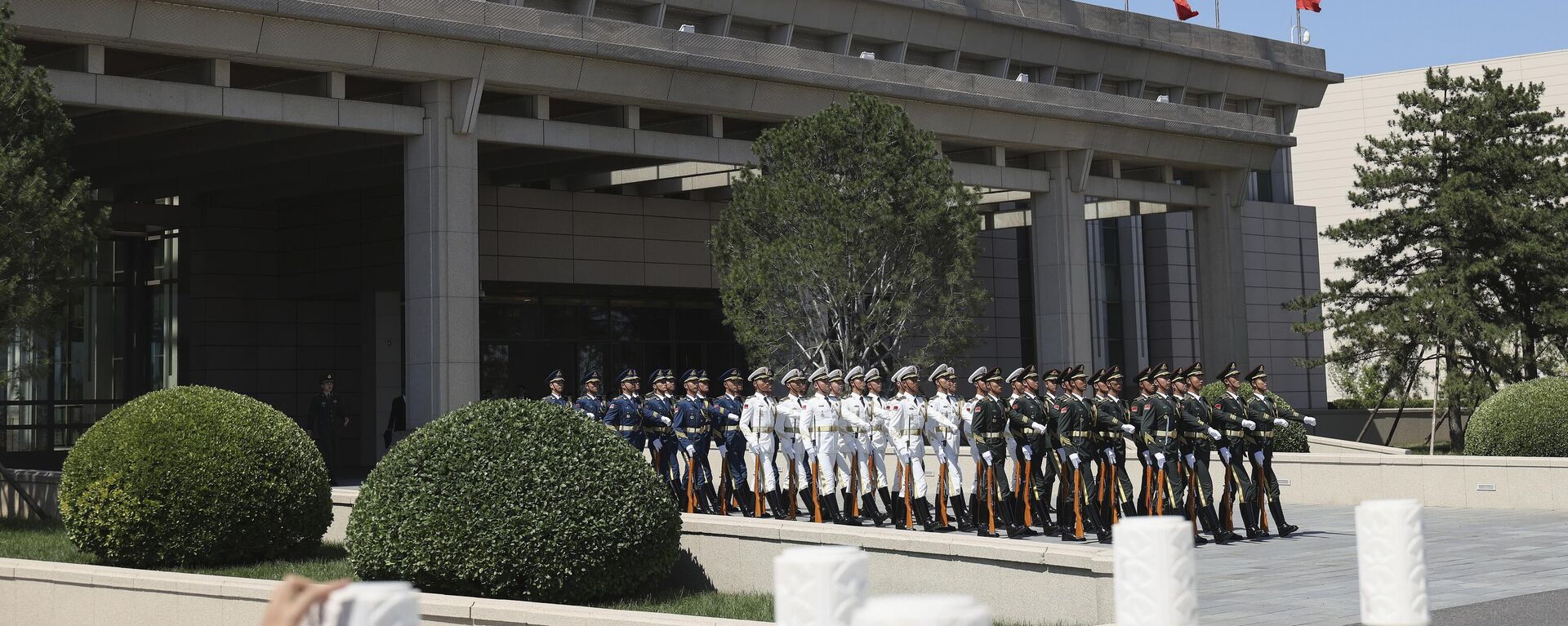 أعضاء حرس الشرف يتجهون نحو مدرج المطار استعدادًا للترحيب بوصول رئيس زيمبابوي إيمرسون منانجاجوا إلى مطار بكين الدولي. - سبوتنيك عربي, 1920, 22.12.2025