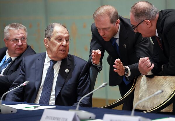 أليكسي أوفيرشوك، نائب رئيس الوزراء الروسي، ووزير الخارجية الروسي سيرغي لافروف، ودينيس مانتوروف، النائب الأول لرئيس الوزراء الروسي، والسفير الروسي لدى الصين إيغور مورغولوف (من اليسار إلى اليمين)، قبل بدء الاجتماع بين الرئيس الروسي فلاديمير بوتين، ورئيس الوزراء الهندي ناريندرا مودي، على هامش قمة منظمة "شنغهاي للتعاون" في تيانجين - سبوتنيك عربي