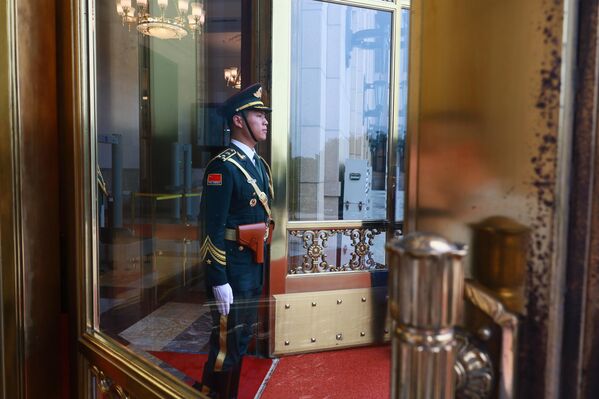 جندي من فرقة حرس الشرف عند مدخل قاعة "الشعب الكبرى" في بكين - سبوتنيك عربي