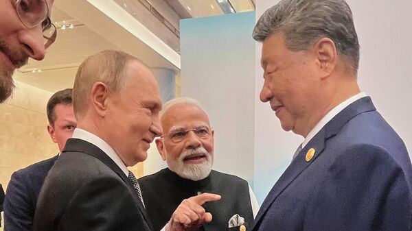 الرئيس الروسي فلاديمير بوتن، من اليسار، ورئيس الوزراء الهندي ناريندرا مودي، والرئيس الصيني شي جين بينج يتحدثون قبل قمة منظمة شنغهاي للتعاون في مركز ميجيانغ للمؤتمرات والمعارض في تيانجين. - سبوتنيك عربي