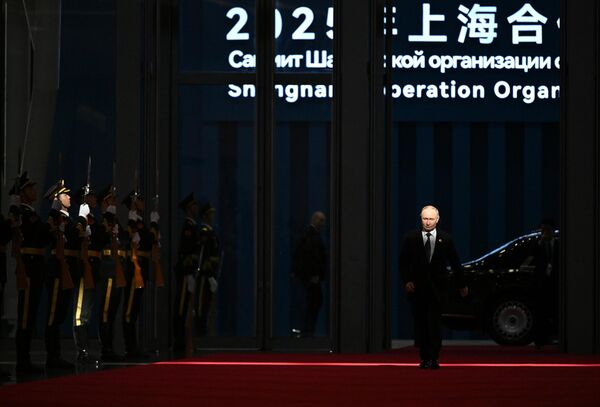 الرئيس الروسي فلاديمير بوتين، مارًا أمام حرس الشرف، متوجها للمشاركة في جلسة تصوير تذكارية لرؤساء دول منظمة "شنغهاي للتعاون" ورؤساء الدول المراقبة في المنظمة، ورؤساء المنظمات الدولية، في مدينة تيانجين الصينية - سبوتنيك عربي