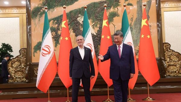 الرئيس الصيني، شي جين بينغ، ونظيره الإيراني، مسعود بزشكيان، في قمة شنغهاي، 2 سبتمبر/ أيلول 2025 - سبوتنيك عربي