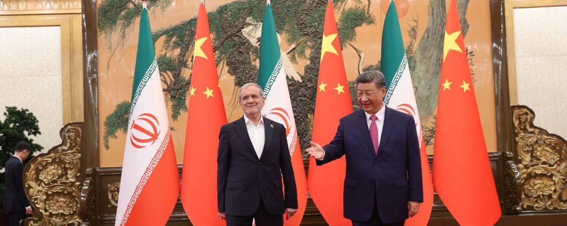 الرئيس الصيني، شي جين بينغ، ونظيره الإيراني، مسعود بزشكيان، في قمة شنغهاي، 2 سبتمبر/ أيلول 2025 - سبوتنيك عربي, 1920, 02.09.2025