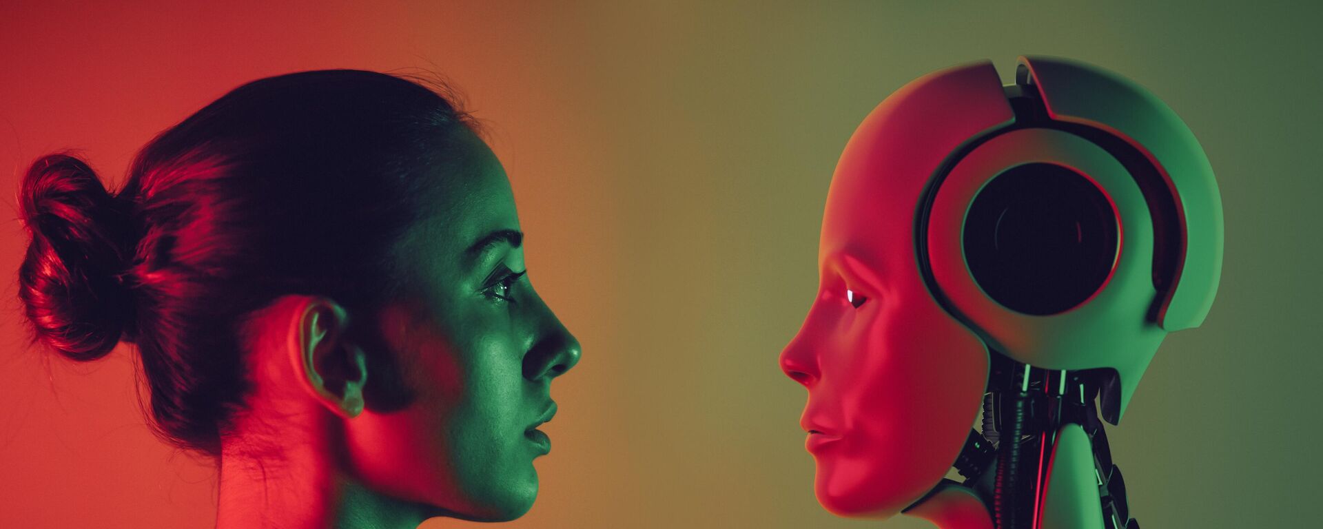 روبوت وامرأة شابة وجهاً لوجه. - سبوتنيك عربي, 1920, 02.09.2025