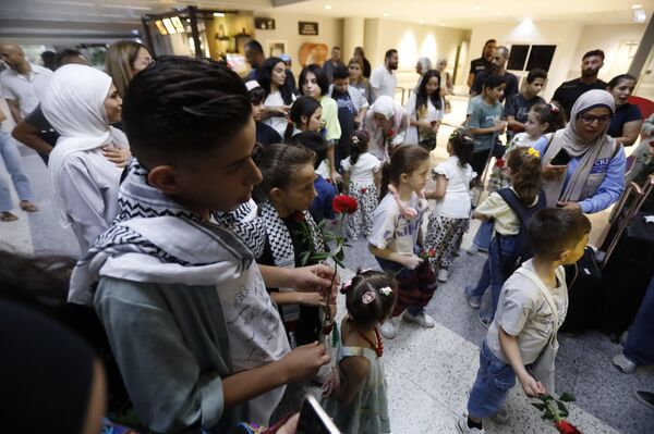 عائلات غزاوية تحمل آلام الحرب إلى بيروت - سبوتنيك عربي