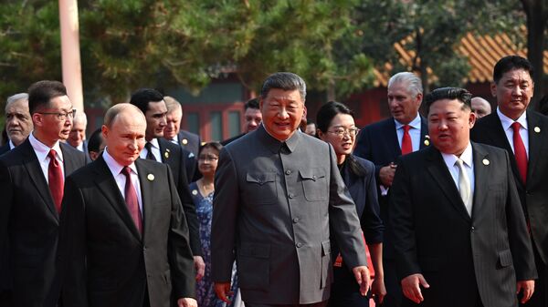 3 سبتمبر 2025 – الرئيس الروسي فلاديمير بوتين بعد جلسة التصوير الجماعي لرؤساء الوفود الأجنبية المدعوين إلى الفعاليات الاحتفالية بمناسبة الذكرى الـ80 لانتصار الشعب الصيني في حرب المقاومة ضد اليابان ونهاية الحرب العالمية الثانية. - سبوتنيك عربي