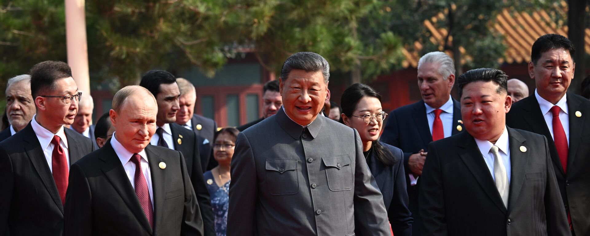 3 سبتمبر 2025 – الرئيس الروسي فلاديمير بوتين بعد جلسة التصوير الجماعي لرؤساء الوفود الأجنبية المدعوين إلى الفعاليات الاحتفالية بمناسبة الذكرى الـ80 لانتصار الشعب الصيني في حرب المقاومة ضد اليابان ونهاية الحرب العالمية الثانية. - سبوتنيك عربي, 1920, 04.09.2025